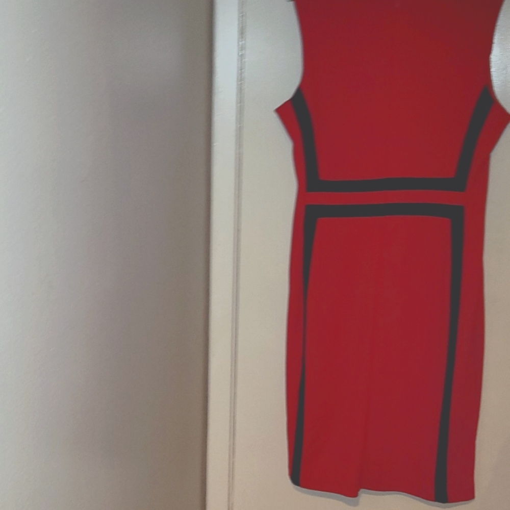 Red dress with black color blocking - Picture 4 of 6